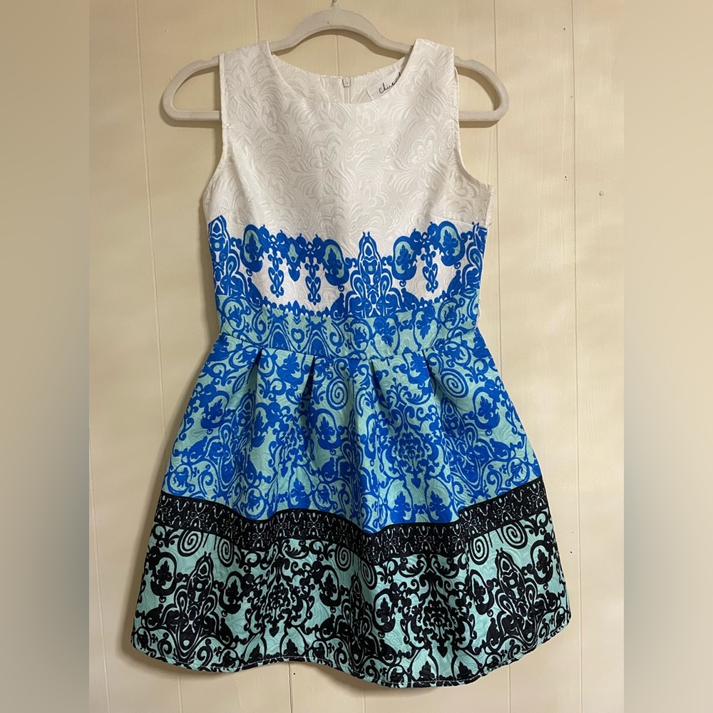 Baroque Embossed A-Line Sleeveless Dress in white blue and black